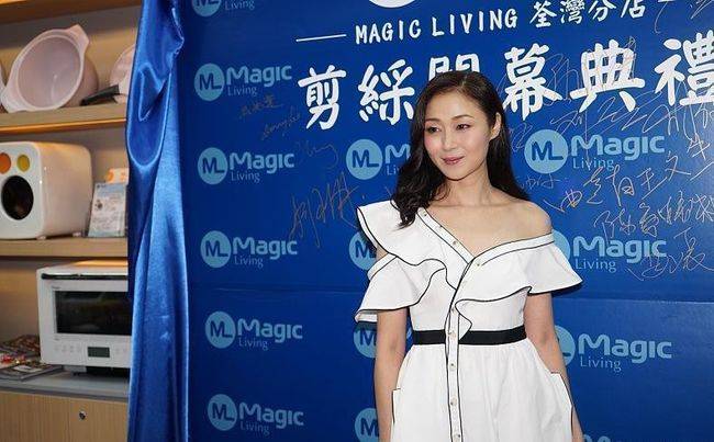 身材 年过50的万绮雯真不一般，穿短裙秀“百万女团腿”，看着太撩人