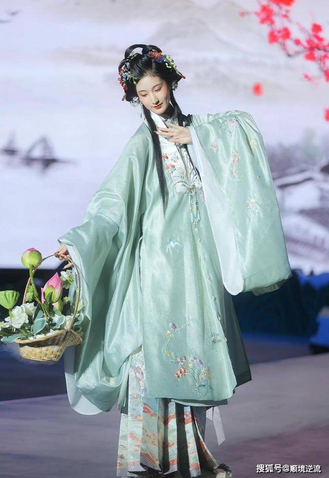 凤凰仙她们不像是来走秀，倒像是天上仙女来“赴宴”的！