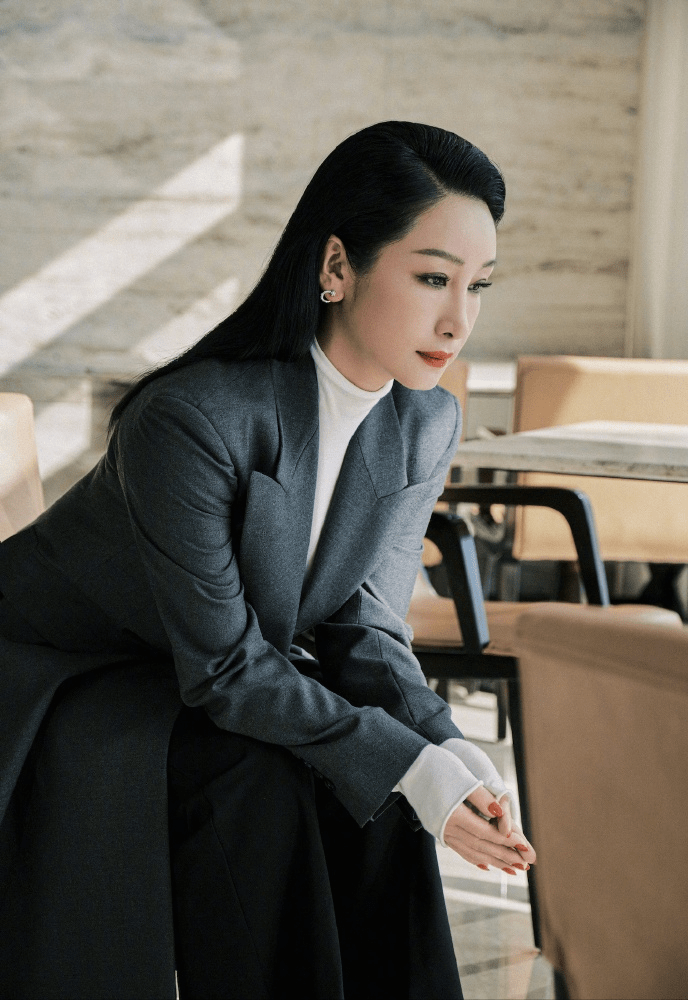 小丸子 43岁秦海璐晒秋日氛围写真，身穿毛衣温柔恬静，手捧书卷气质高级