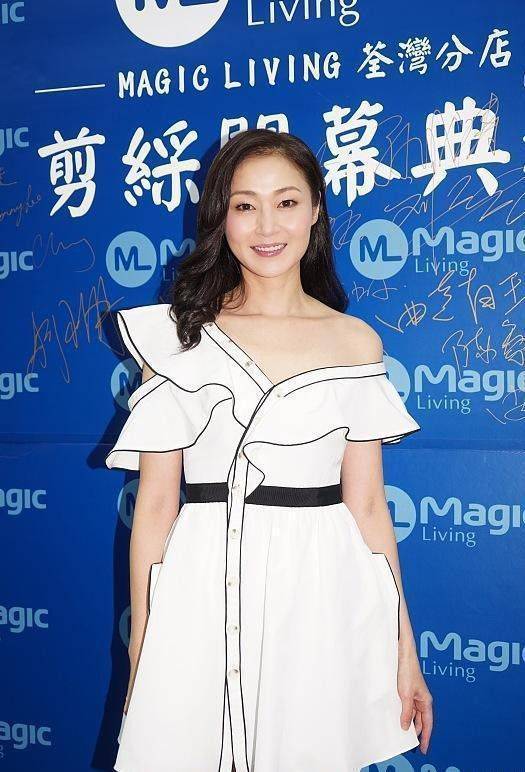 身材 年过50的万绮雯真不一般，穿短裙秀“百万女团腿”，看着太撩人