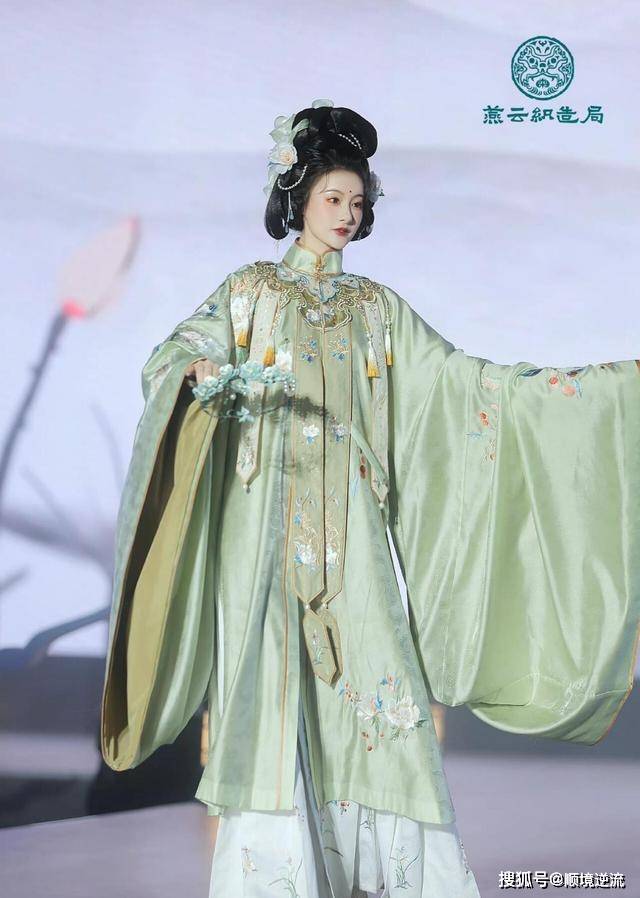 凤凰仙她们不像是来走秀，倒像是天上仙女来“赴宴”的！