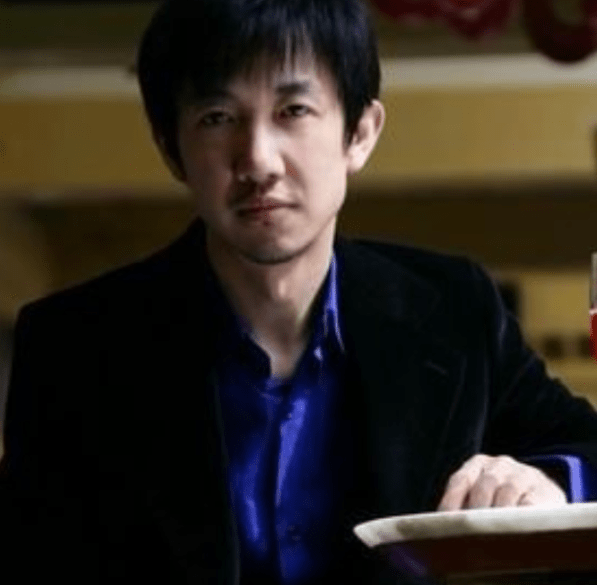 鄢颇是《阴丹士林》的导演,刚好李小冉在该剧中饰演了"姜云静"一角.