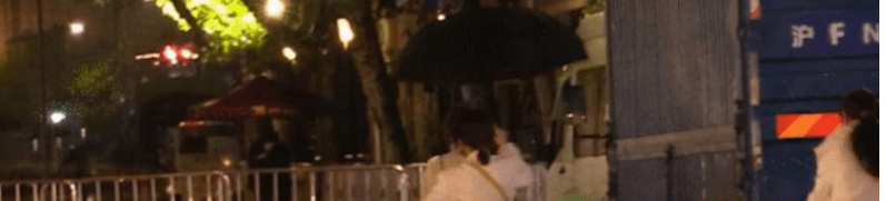 漂亮 张嘉倪深夜聚会，打扮低调身材纤细，身旁两个助理给她打着伞