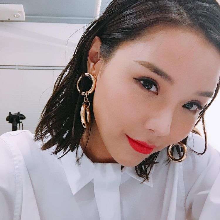 香港著名歌手宣布与日籍老公离婚,结婚四年,两人一直异地分居_方皓玟