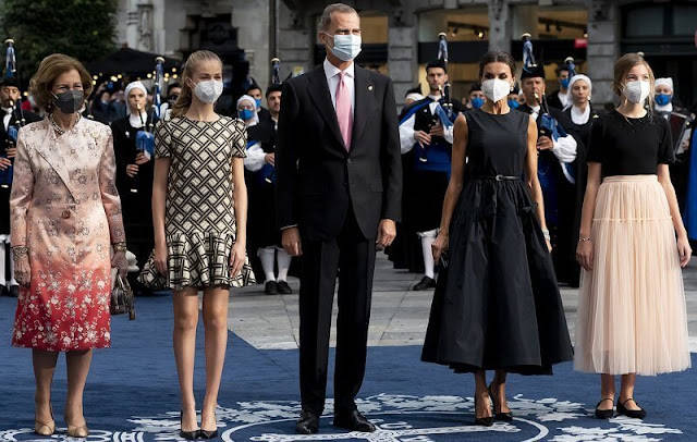 头发 西班牙索菲亚二公主首次盘起头发!纱裙太梦幻,赢了大公主的童装