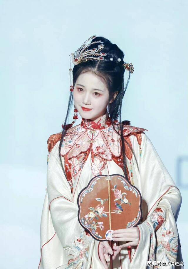 凤凰仙她们不像是来走秀，倒像是天上仙女来“赴宴”的！