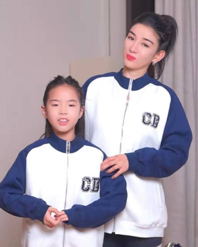 饱和度 黄奕女儿逆袭！穿运动装唱红歌好端庄，气质美貌变化太大像女明星