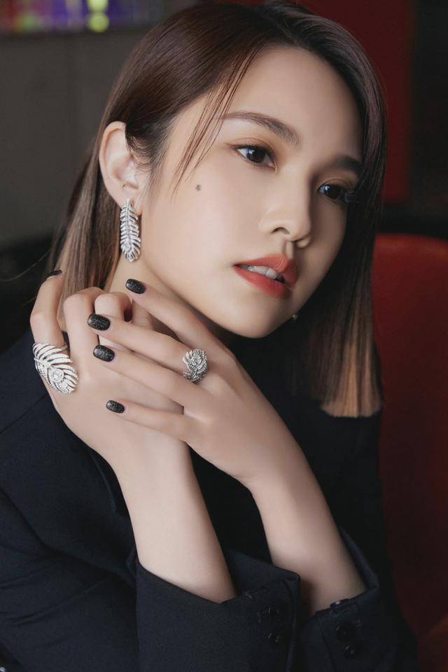 套装 杨丞琳个矮却会穿,西服套装故意露一截腰,利落干练还显高