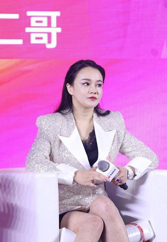 脸蛋 冉莹颖穿上外套之后，看着正常了很多，圆圆的脸蛋真年轻啊