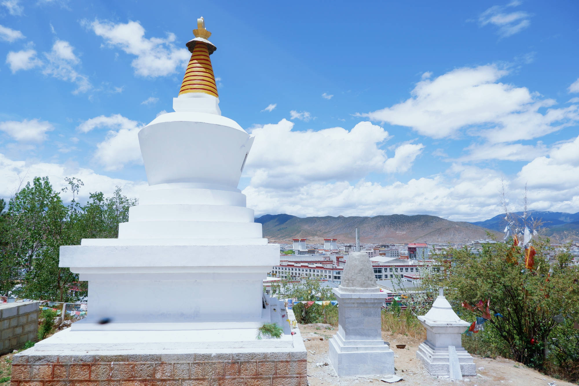 原创云南一座可以俯瞰全城的白塔寺,风景绝美,为何却无人问津