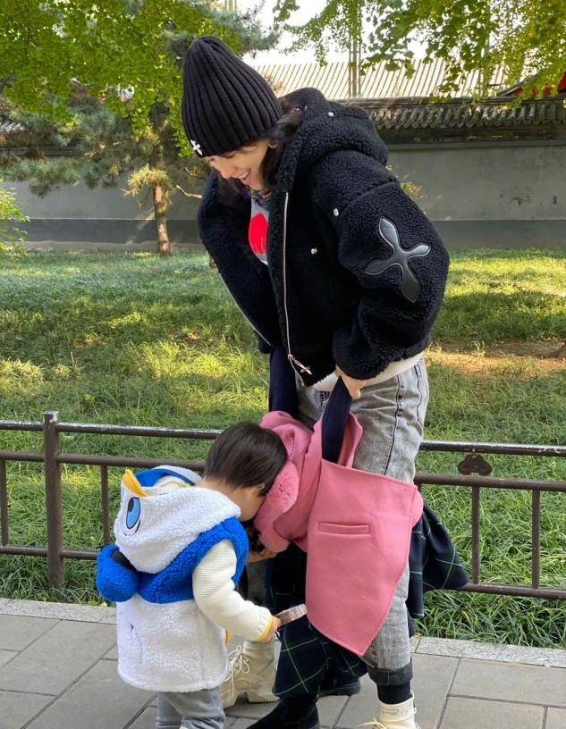饰品 章子怡一家出游不带大女儿，儿子打扮比姐姐还娇俏，她瘦太狠显老