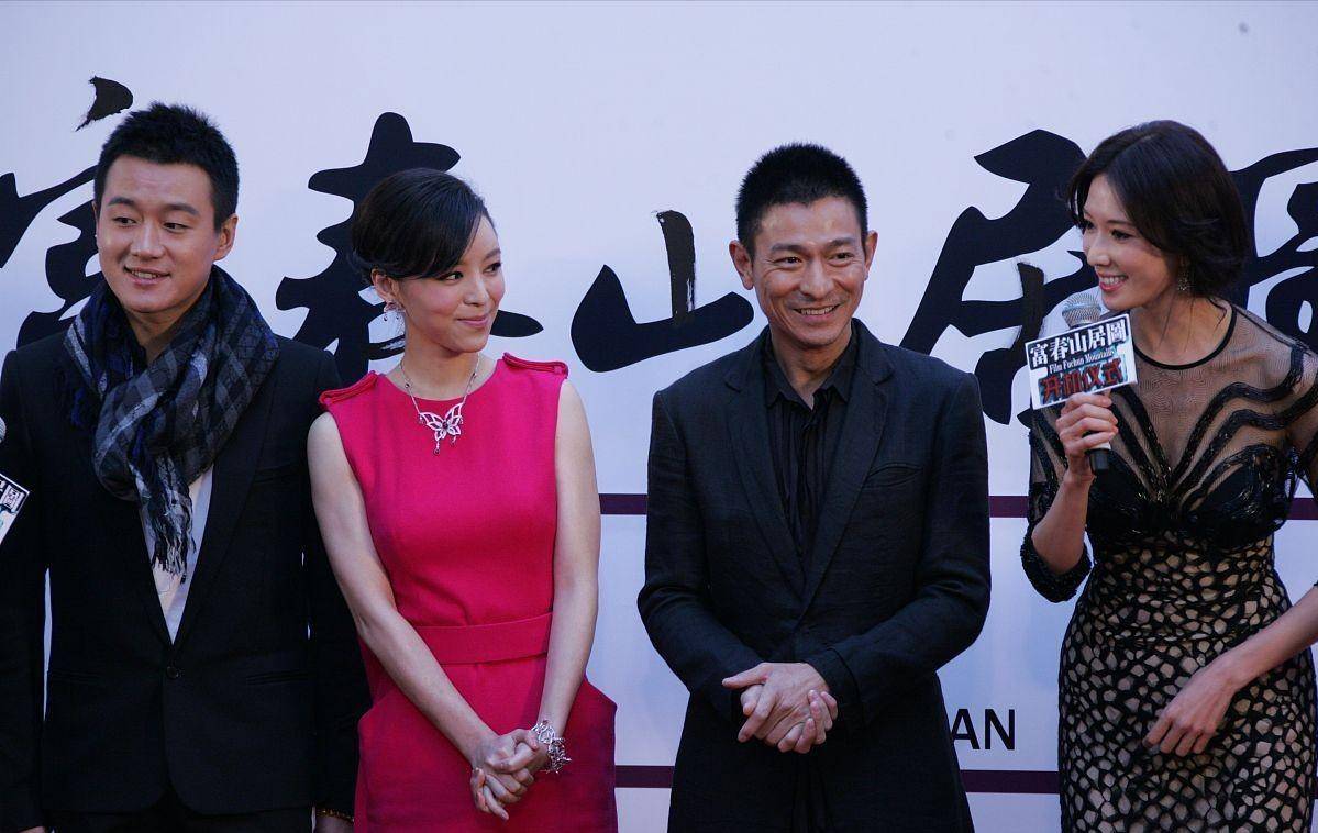 林志玲 林志玲与张静初罕见同框，穿蕾丝纱裙只顾秀身材，气场完全败下来