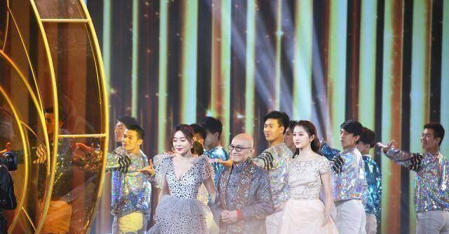 身材 袁姗姗和关晓彤同框立见高下，穿波点裙看着身材挺丰满，气质不赖