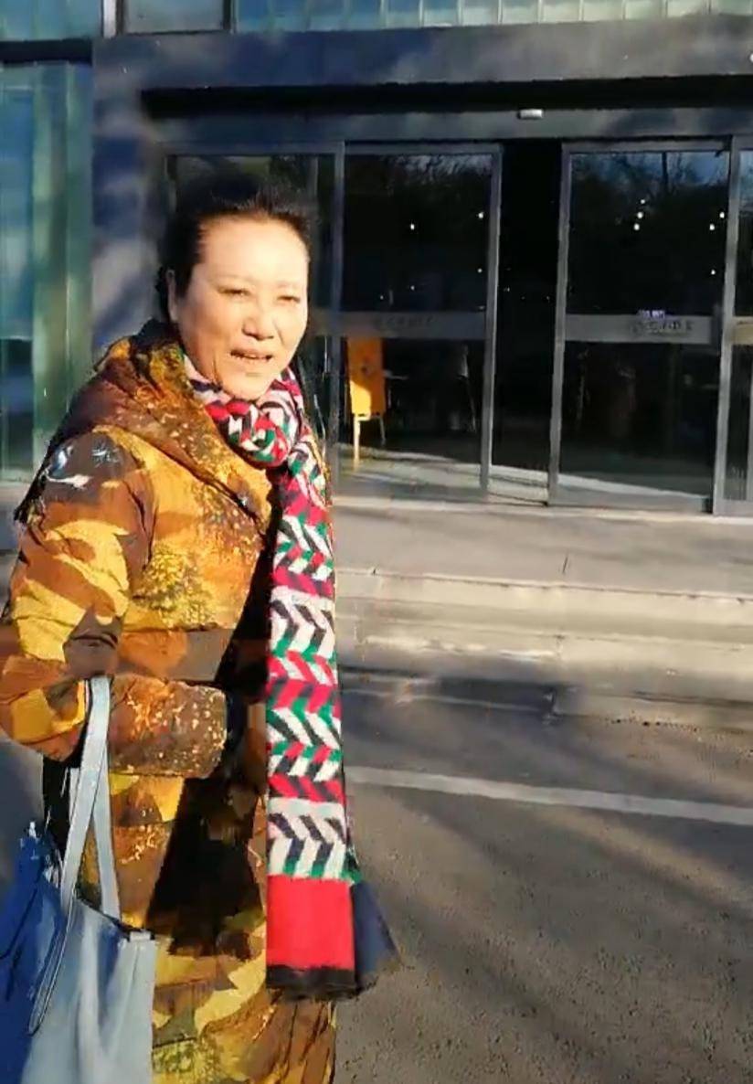 样子王丽云穿花棉袄录节目，一身老人打扮，这才是66岁真实样子！