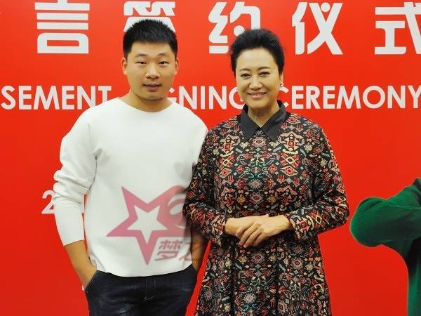 样子王丽云穿花棉袄录节目，一身老人打扮，这才是66岁真实样子！