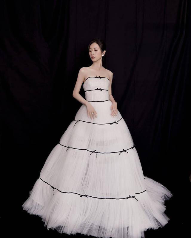 一身 周雨彤真是大胆又自信,挂脖上衣仅有“巴掌宽”,搭工装裤真帅气