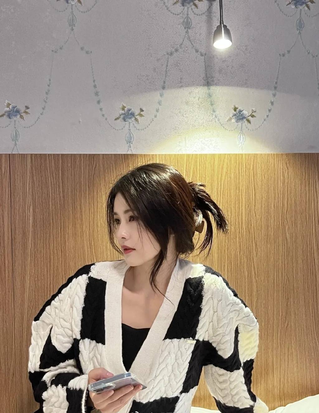 张元英 棋盘格针织衫