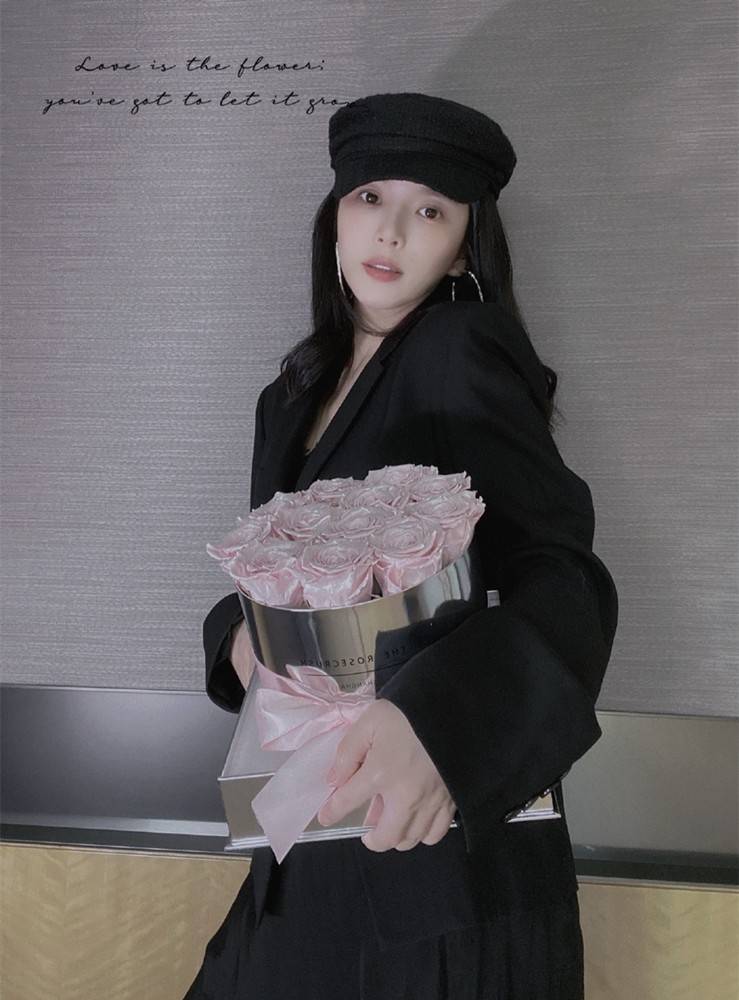 头巾 “辣妈圈”再添新人，杜淳妻子韩系打扮街拍，裹着头巾比明星还潮