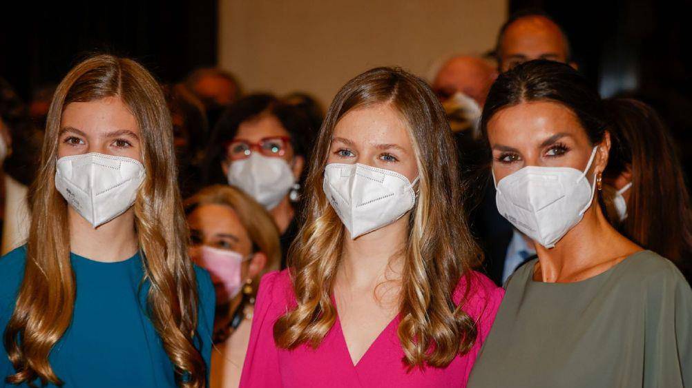 公主 莱昂诺尔公主与妹妹同穿裙子，赢在了裙短显活力，索妹打扮的显胖