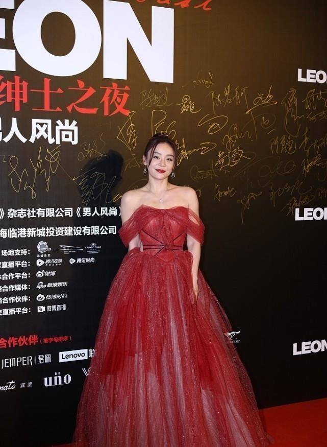 身材 袁姗姗和关晓彤同框立见高下，穿波点裙看着身材挺丰满，气质不赖