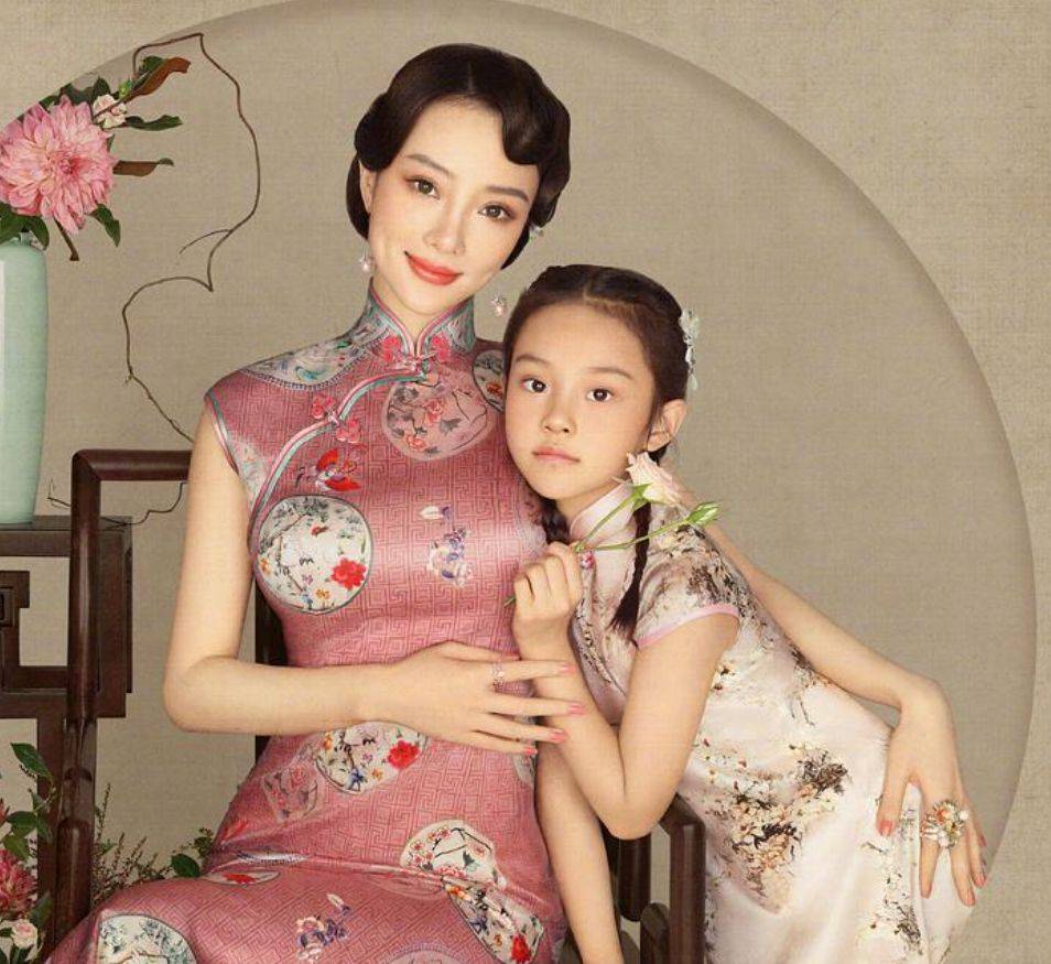 李小璐 李小璐带女儿拍写真，穿纱裙配卷发像贵妇，9岁甜馨眉眼太像爸爸
