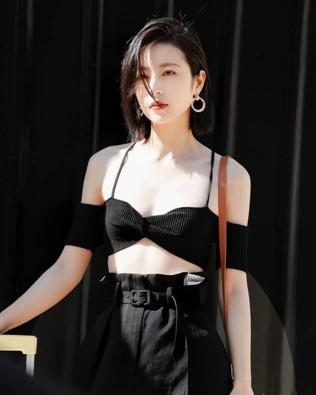 一身 周雨彤真是大胆又自信，挂脖上衣仅有“巴掌宽”，搭工装裤真帅气