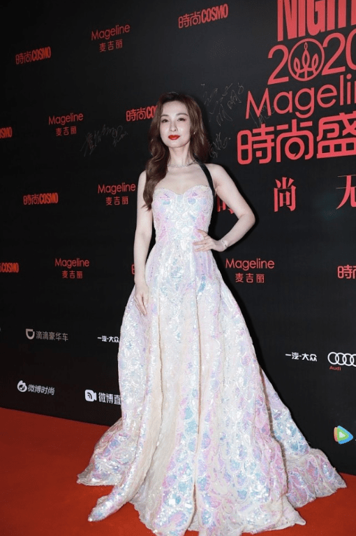 视觉 吴昕瘦下来就是不一样，这么紧的裙子都塞得下，锁骨也太清晰了