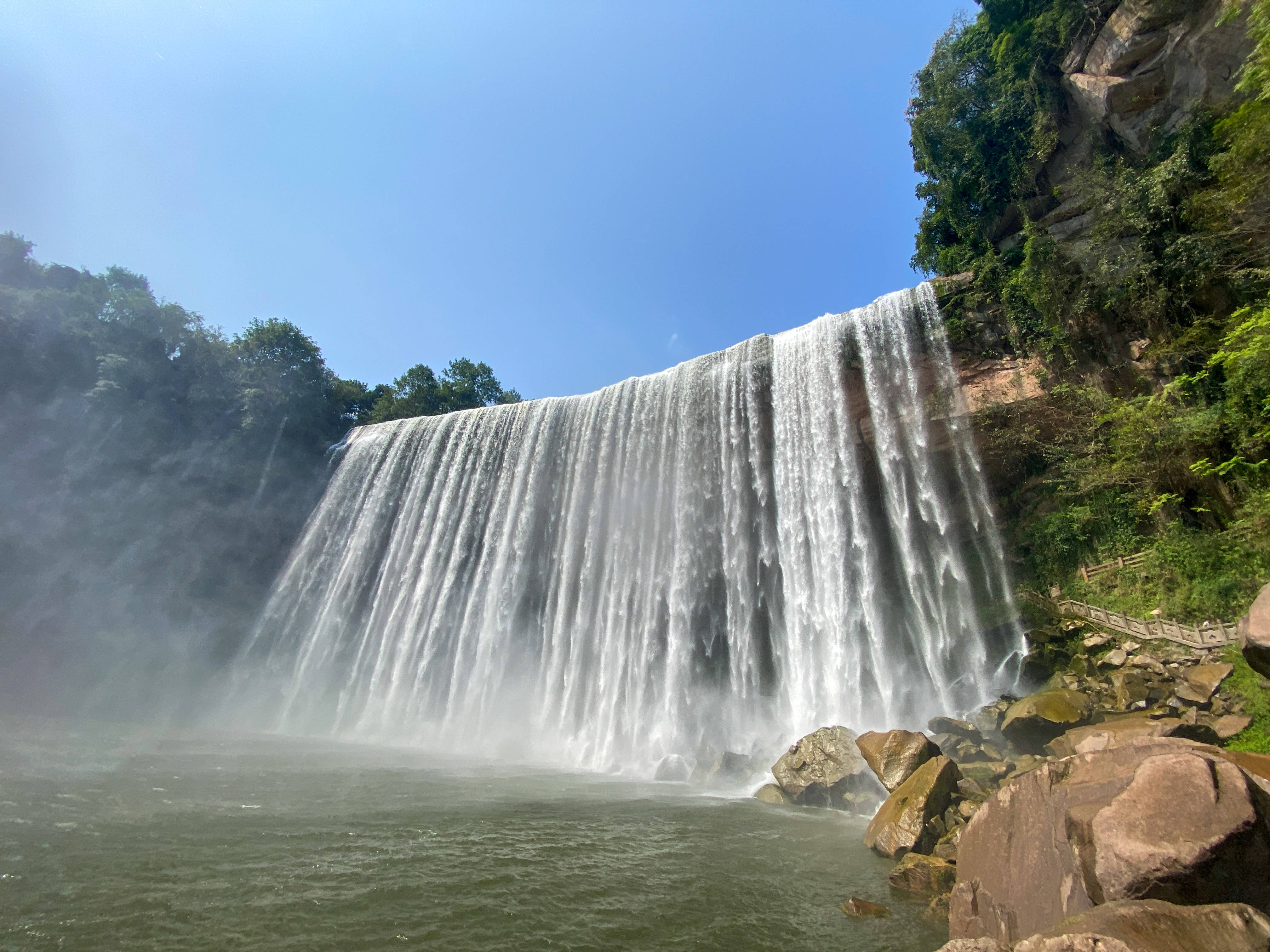 亚洲第一大瀑布不在贵州和广西，而在重庆万州，身后还藏着水帘洞