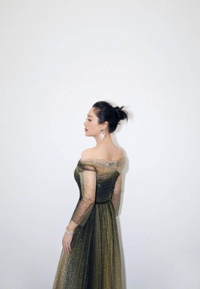 关键 陈凯歌老婆越老越有魅力，黑上衣配格纹裙，打扮低调却十分妩媚