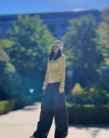 头巾 “辣妈圈”再添新人，杜淳妻子韩系打扮街拍，裹着头巾比明星还潮
