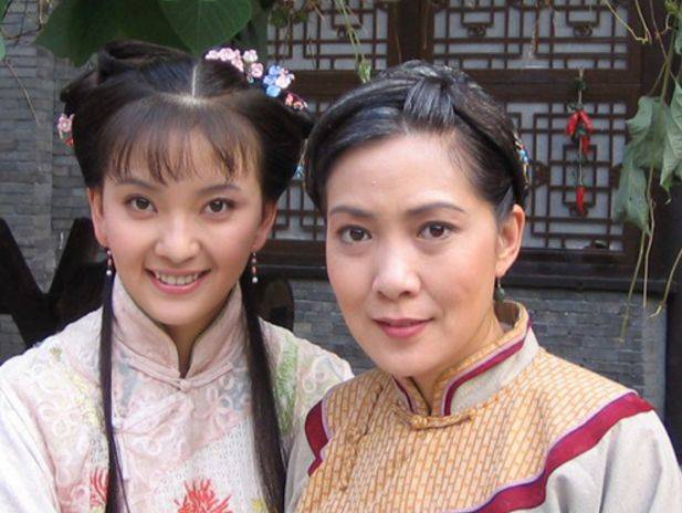 何苗算是不负母望,18岁刚毕业刚出道就出演电影《快乐老家》一剧成名