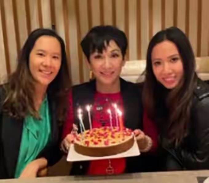 毛衣周润发前妻庆生，穿毛衣配马甲很时髦，60+老人也能这么漂亮！
