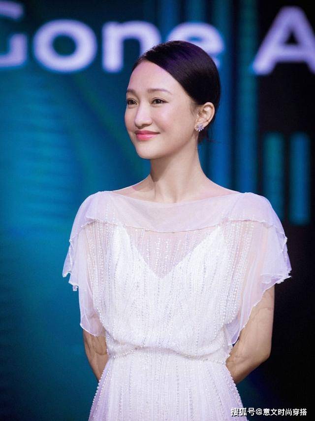 发型周迅年纪大了也很美，气质高贵典雅，穿白裙清新又温柔