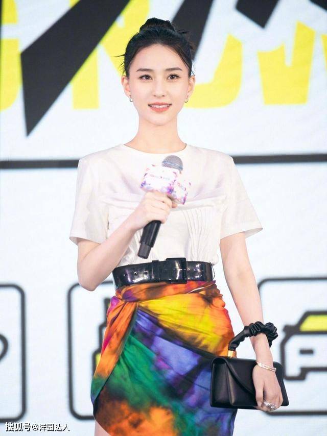 设计 何超莲气质不输当红女星，扎染裙也轻松驾驭，“千金体质”惹人羡