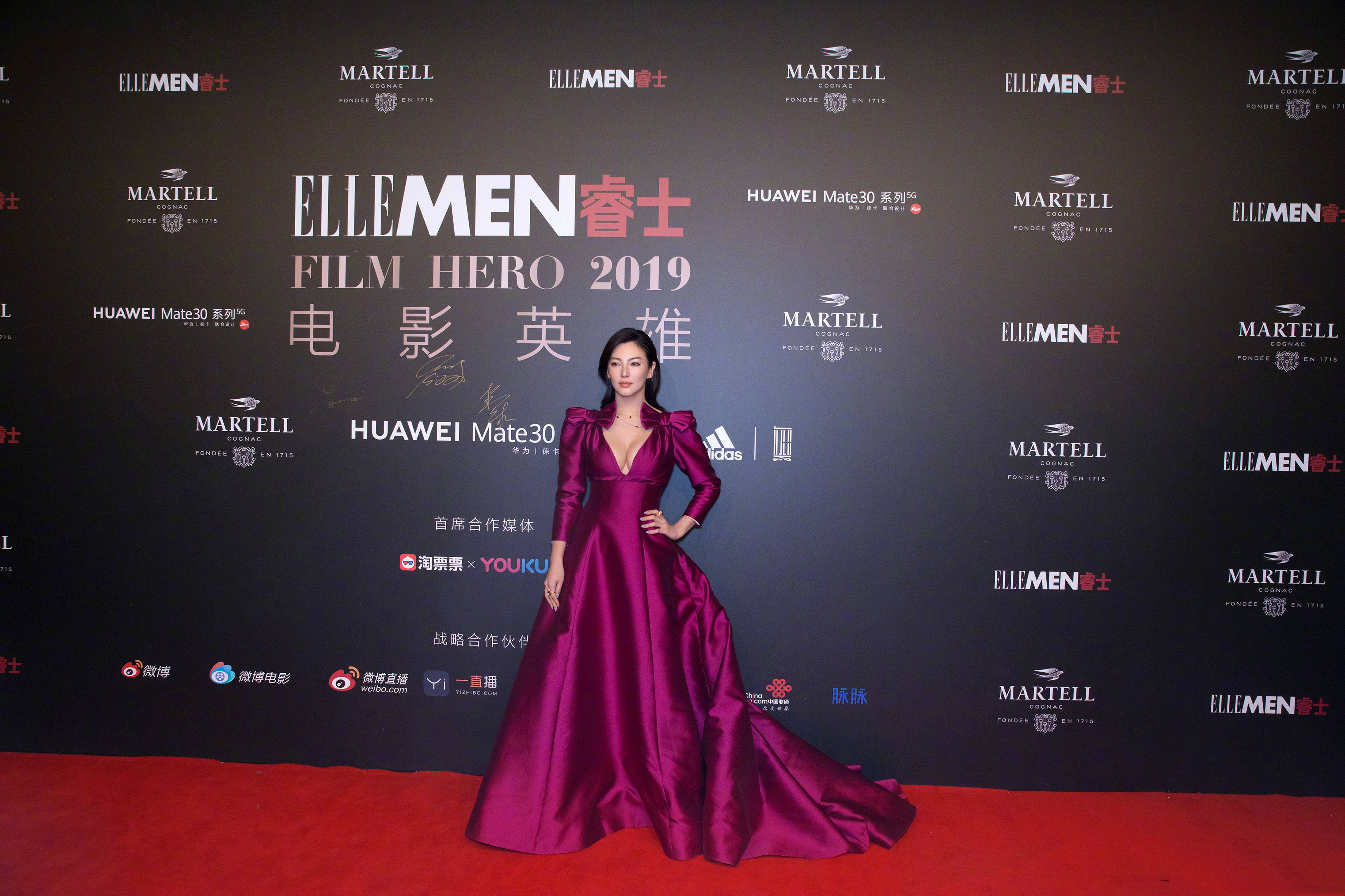 设计 真不愧是人间尤物，风格大变的张雨绮，休闲装穿出霸道女总裁