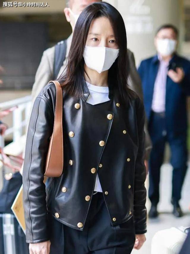 身材 董洁气质好高级，穿皮衣外套只扣一半，也照样很优雅