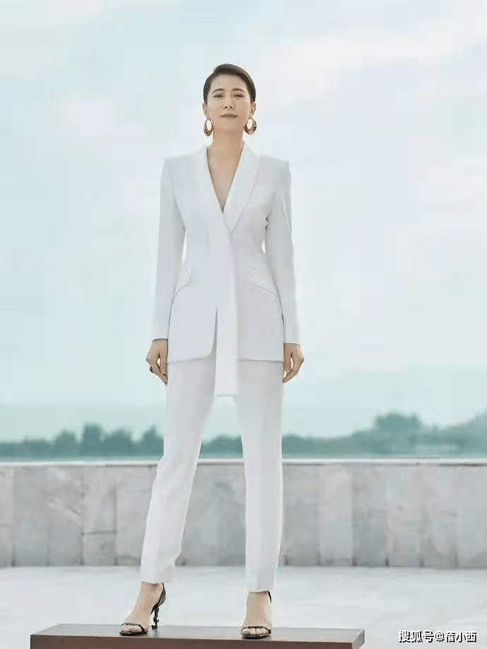个性 “袁咏仪”穿得越佛系越高级，卫衣配凉拖鞋个性时髦，气场无敌了