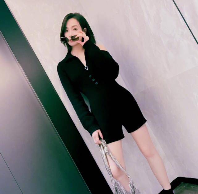 黑色 宋茜出道12周年，穿红黑撞色晒美照，明艳帅气太吸睛