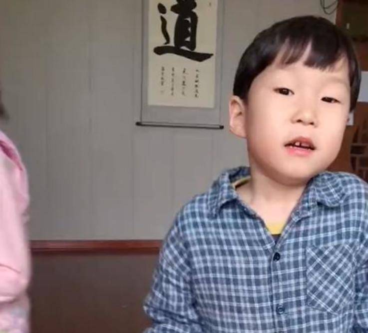 提问|河南老师发零食边提问，孩子们“上套”只拿糖，一男孩的举动亮了