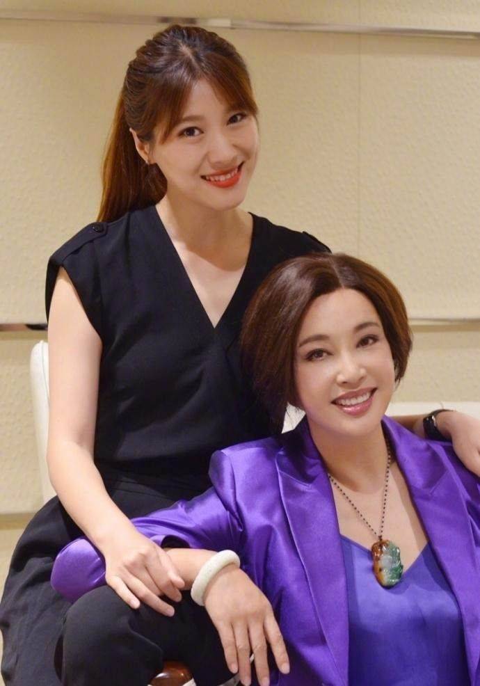 老公 刘晓庆保养得真好，穿紫色西装太时髦，和大13岁老公同框似父女