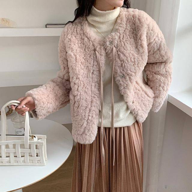 服装 绒毛外套这样穿，超级减龄又可爱