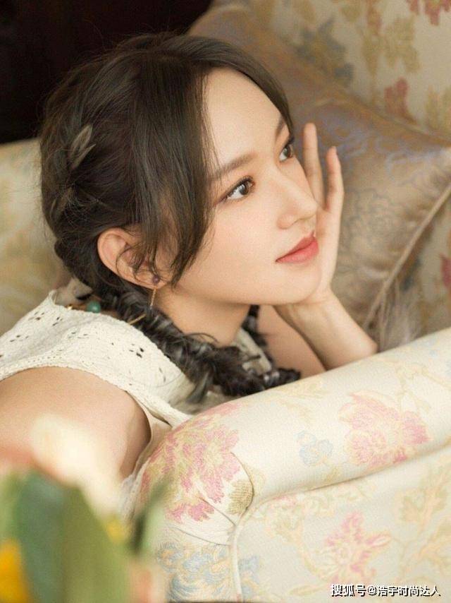 图案 程潇这身造型太吸睛，镂空设计显身材，比例很优越