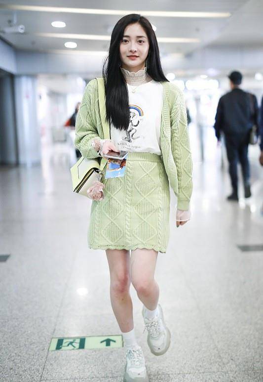 服装 周洁琼吃东西的时候，不注意形象，不过穿休闲风服装还是很时尚