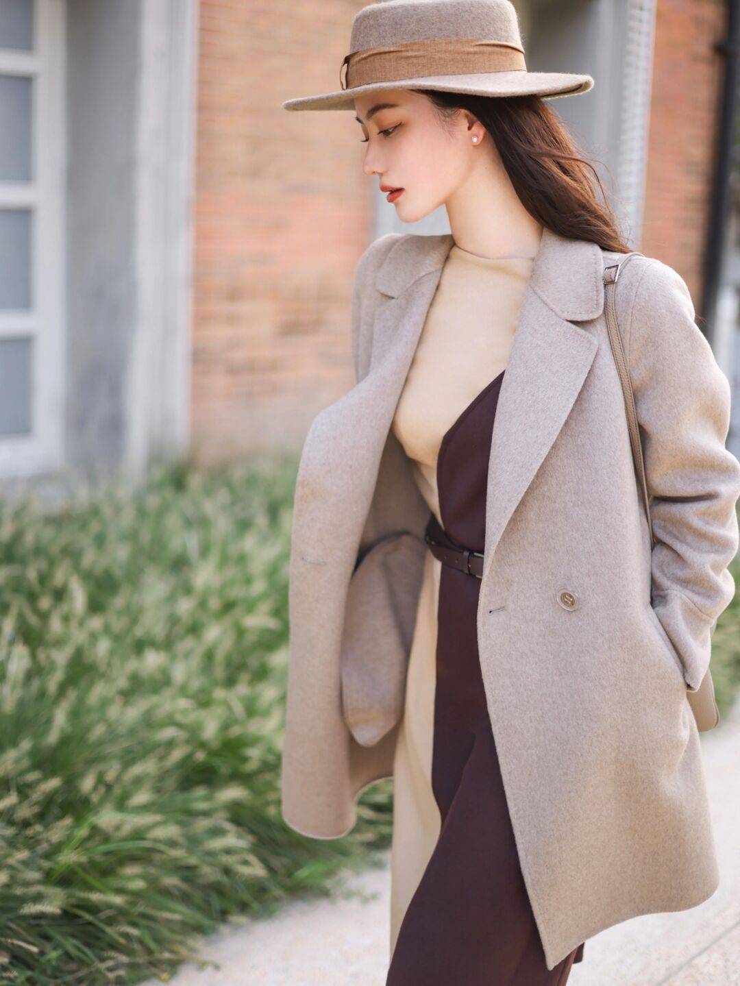 下半身 秋冬季的大衣搭配技巧，内搭黑色针织衫和白色牛仔裤，高级又时髦