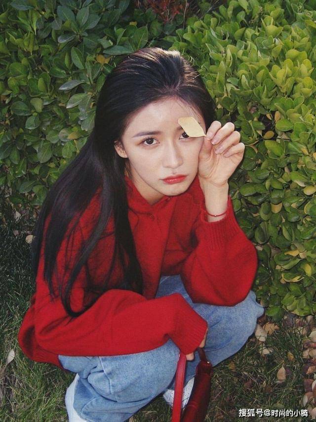 卫衣 蔡卓宜越来越有“明星范”，就算身上服装松垮垮，也显俏丽