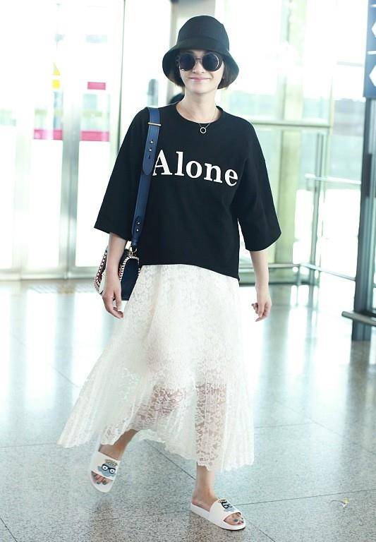 服装 林心如的气质很独特，和李小冉一样，穿简单的短袖，肤色显黑好帅