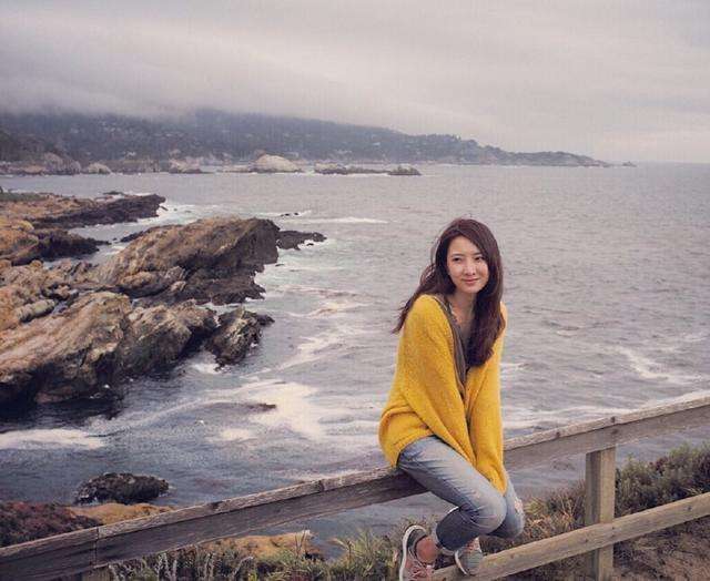 马尾 许婧一身绿色毛衣裙温柔清新，扎起马尾像少女