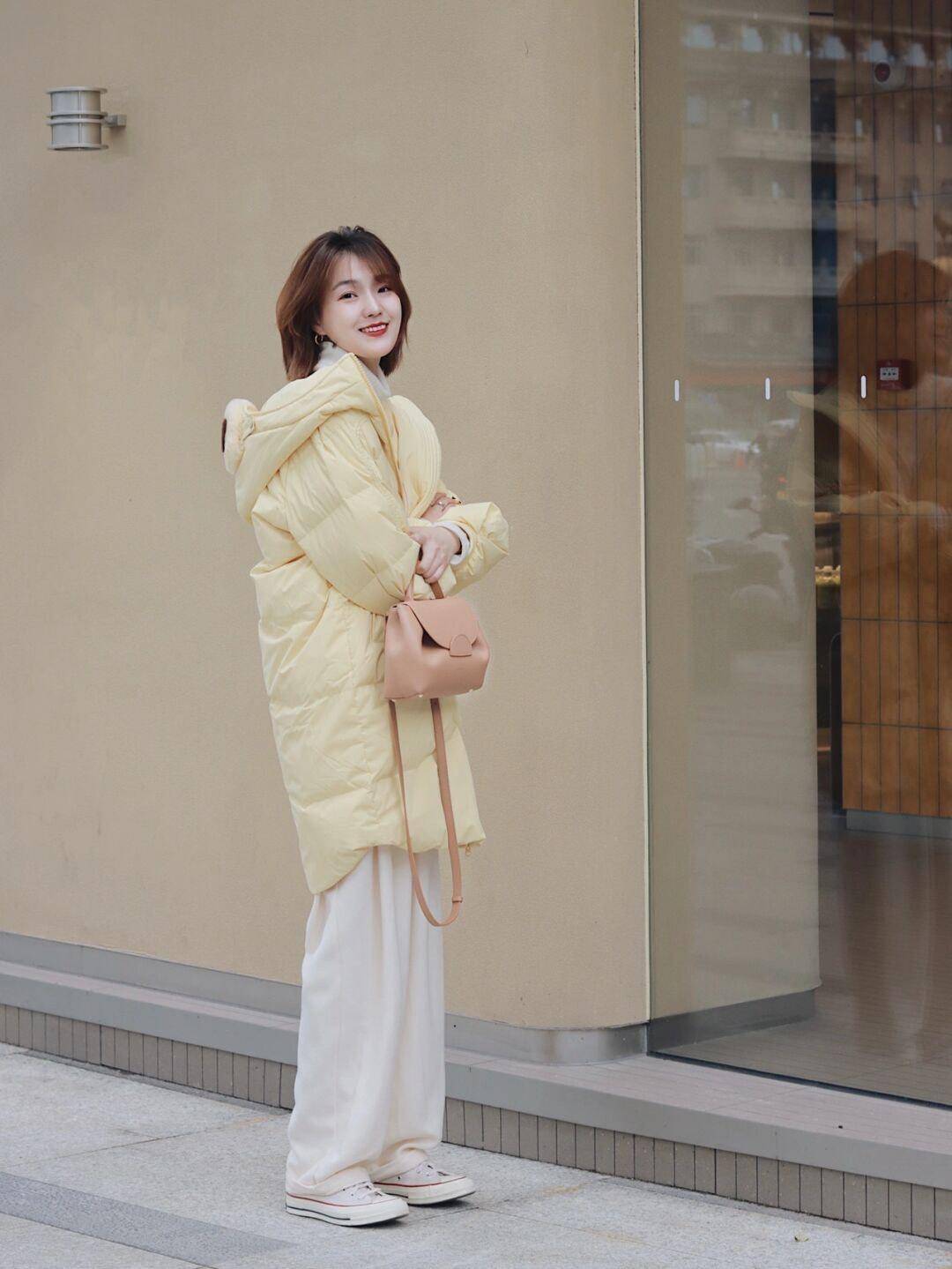 女生 秋冬穿搭指南!奶黄色连帽棉服+白色高领毛衣,保暖又时髦