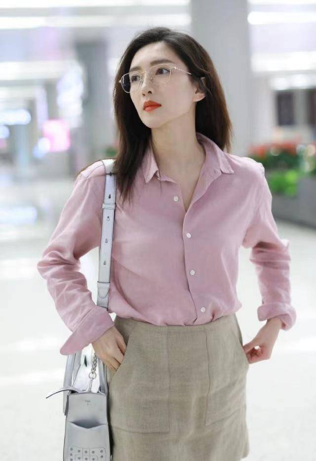 江疏影 江疏影带“火”了粉色衬衫，配卡其色半身裙青春靓丽，大长腿抢镜