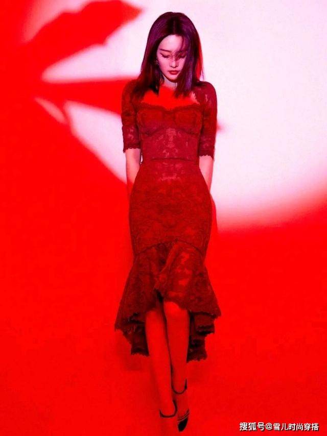 高跟鞋 被李沁的“葫芦曲线”美到了,穿红裙明艳动人,还很有名媛范